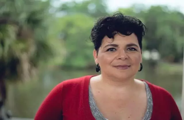 Shoulder-up photo of Latina woman centered to the right